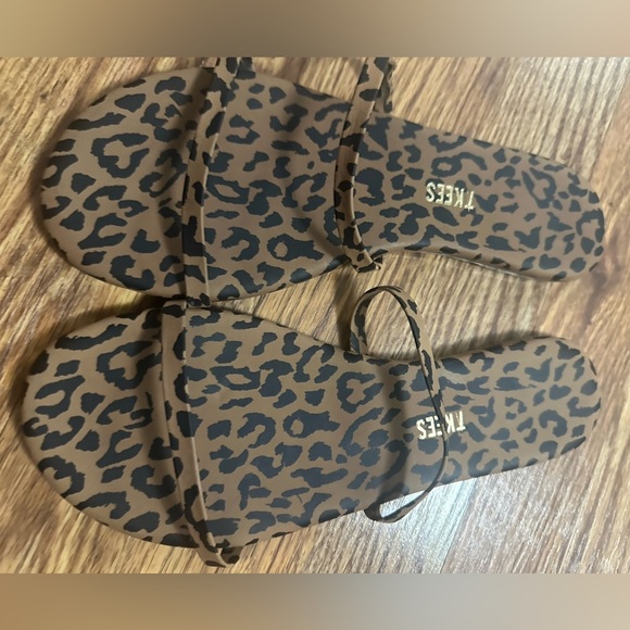 EUC Tkees Leopard Sandals Size 8 - Picture 3 of 8
